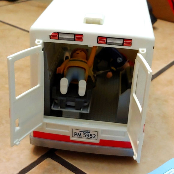 PLAYMOBIL * RESCUE AMBULANCE * NEARLY COMPLETE * SIRENS * LIGHTS 🚑 - Picture 12 of 14